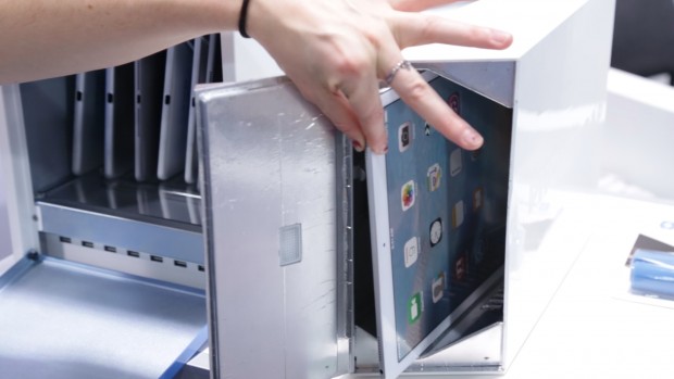 Der Phonesoap XL kann Tablets von der Größe eines iPad Pros mit Hilfe von UV-Strahlen von Bakterien befreien. (Bild: Martin Wolf/Golem.de)